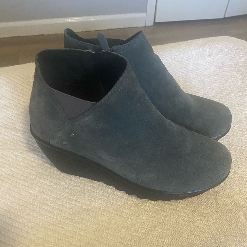 Skechers Parallel Ditto booties size 8